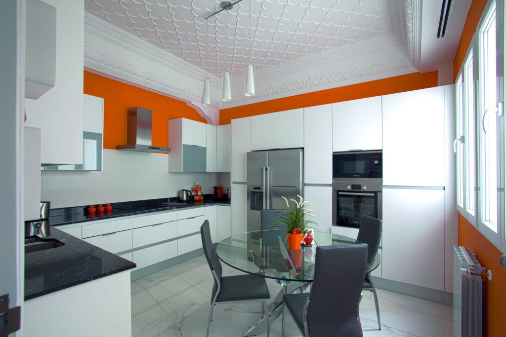 cocina en naranja y blanco con techos y mobiliario alto cocina en naranja y blanco con techos y mobiliario alto