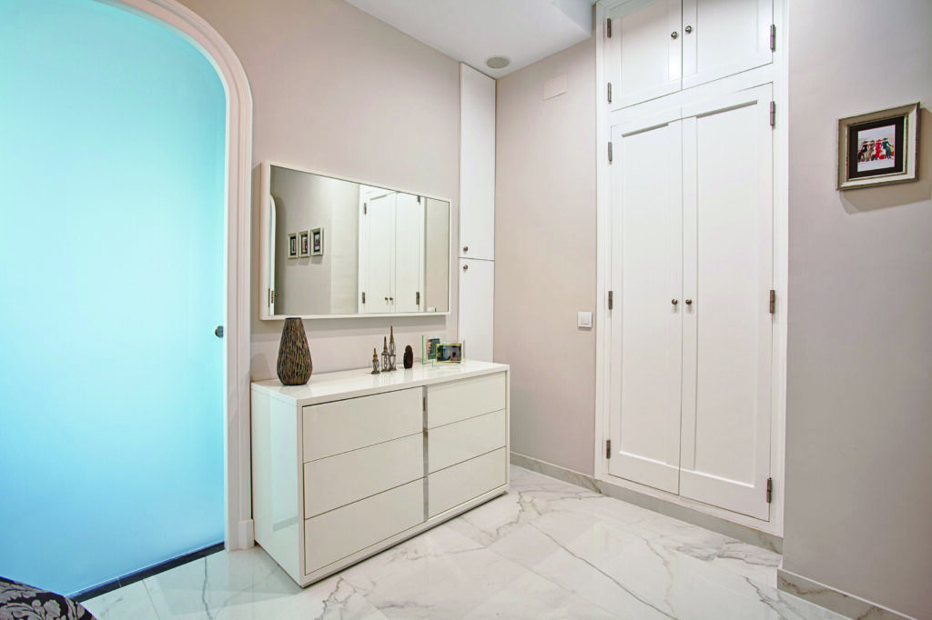 mobiliario y armario para dormitorio con puerta corredera de cristal con molduras mobiliario y armario para dormitorio con puerta corredera de cristal con molduras
