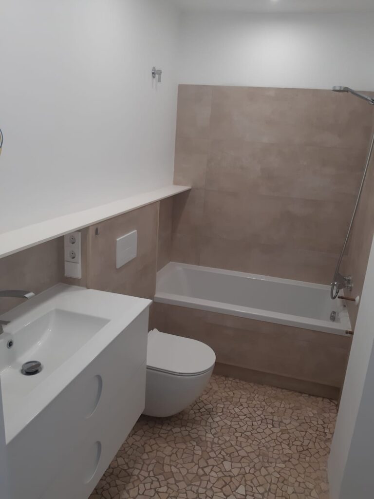 baño completo con suelo estilo mosaico baño completo con suelo estilo mosaico