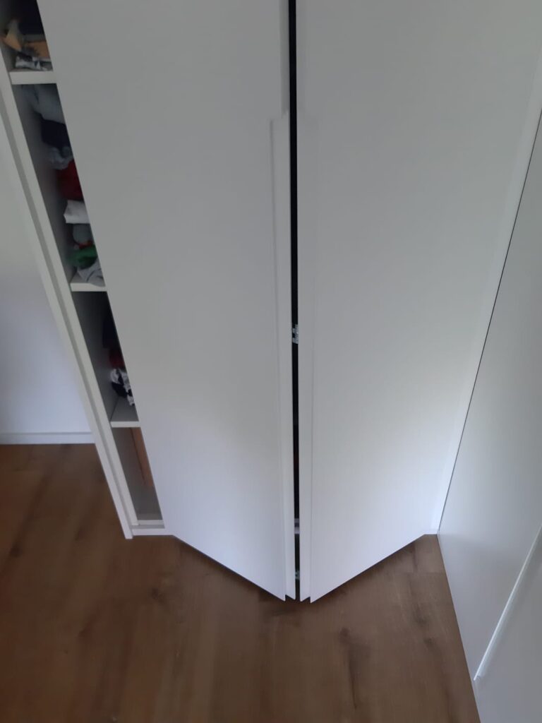 armario con puertas correderas en acordeón armario con puertas correderas en acordeón