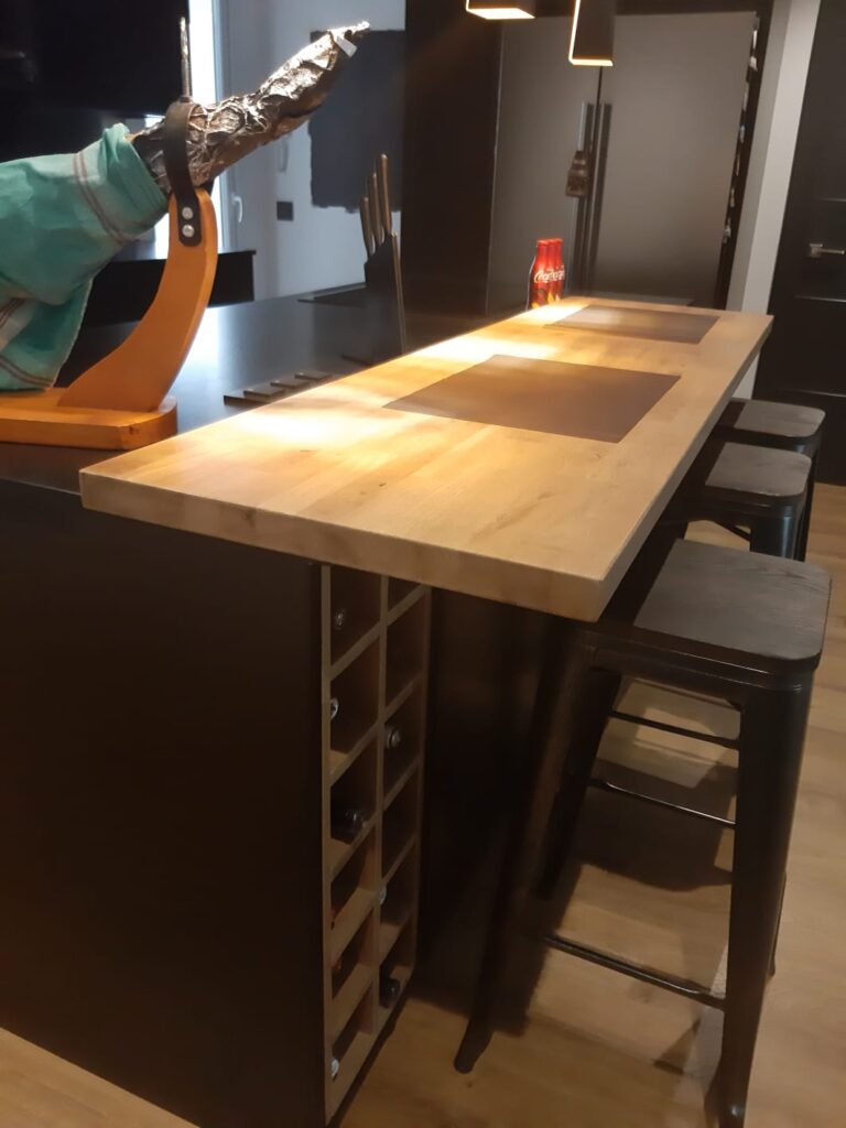 diseño de isla en madera con botellero diseño de isla en madera con botellero