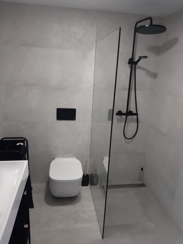baño elegante con pulsadores empotrados baño elegante con pulsadores empotrados