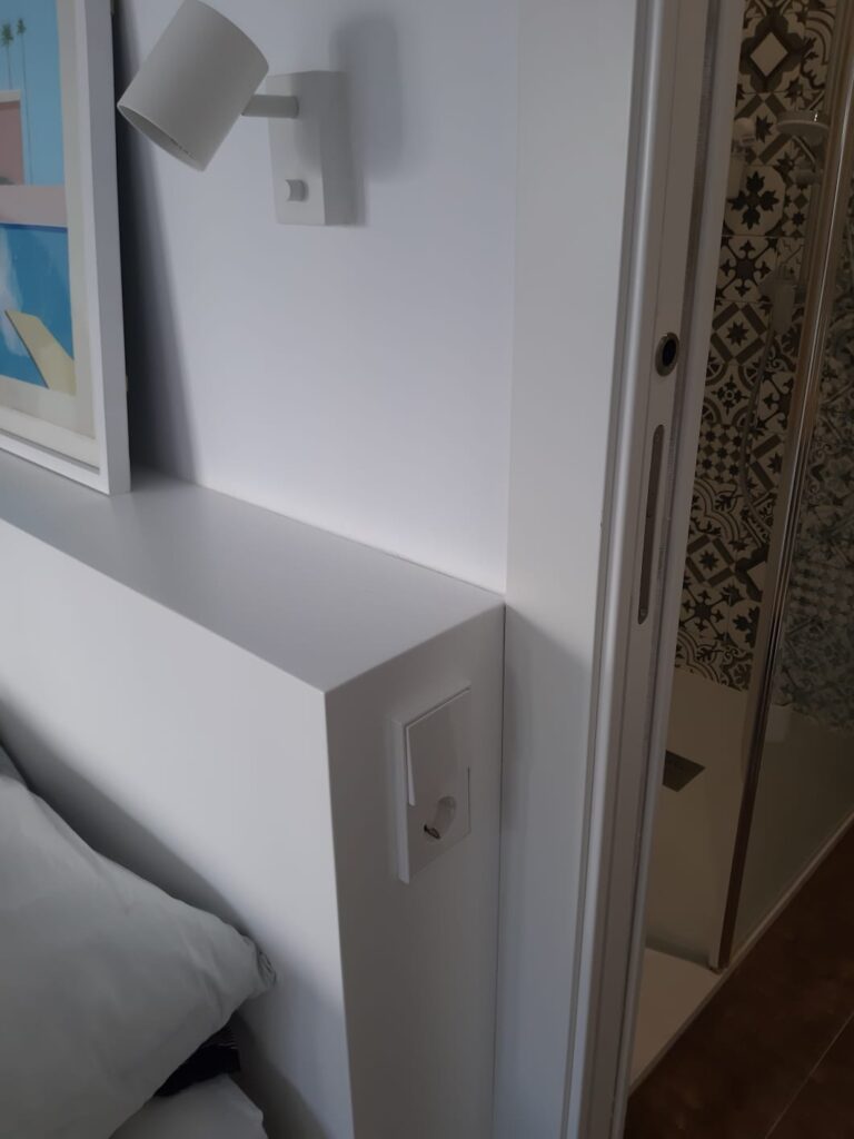 detalle de cabecero con toma de corriente detalle de cabecero con toma de corriente